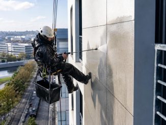 Entretien d'une façade extérieure.
