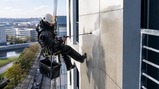 Entretien d'une façade extérieure.