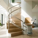 Monte-escalier moderne sur un escalier tournant, maison lumineuse