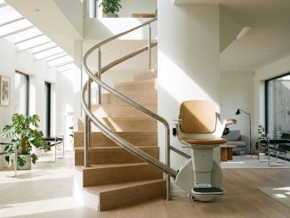 Monte-escalier moderne sur un escalier tournant, maison lumineuse