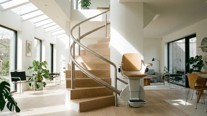 Monte-escalier moderne sur un escalier tournant, maison lumineuse