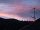 Antenne TV silhouettée contre un ciel crépusculaire rose et violet