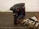 Perceuse et gants de travail sur un sol en carrelage