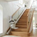 Monte-escalier moderne sur un escalier tournant, maison lumineuse