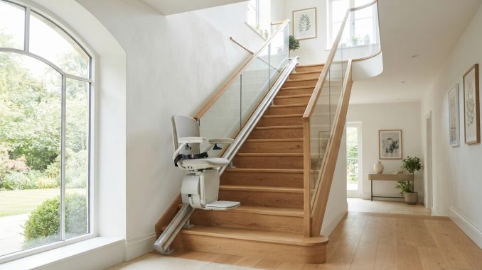Monte-escalier moderne sur un escalier tournant, maison lumineuse