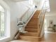 Monte-escalier moderne sur un escalier tournant, maison lumineuse