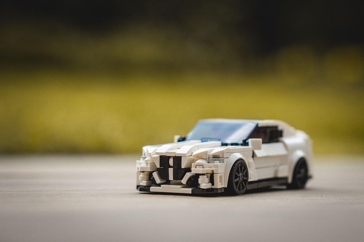 Voiture blanche en construction sur une surface lisse